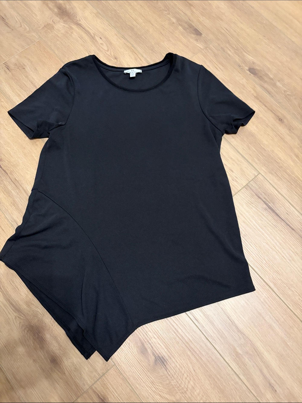 H by Halston Black Short Sleeve Asymmetrical Hem Top